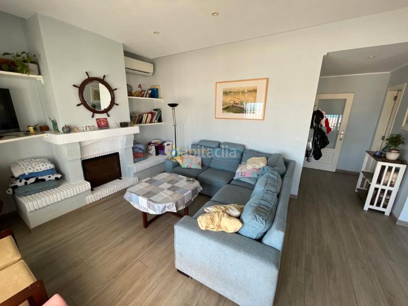 Foto 37bae0ee-1f3e-49e1-80fa-eafca97713aa. Rent semi detached house with fireplace parking in Miramar