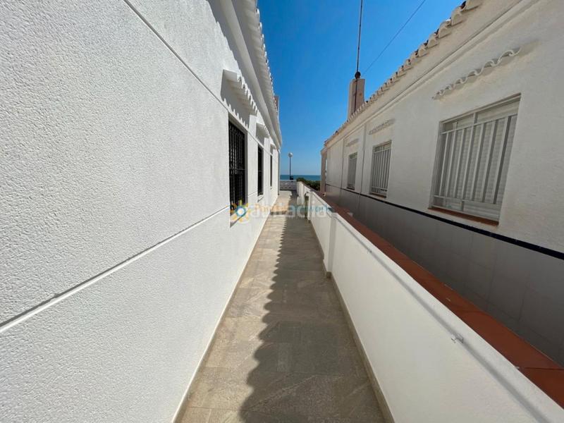 Foto 5d220c87-718a-4a19-811b-d3cdfe5033ca. Rent semi detached house with fireplace parking in Miramar