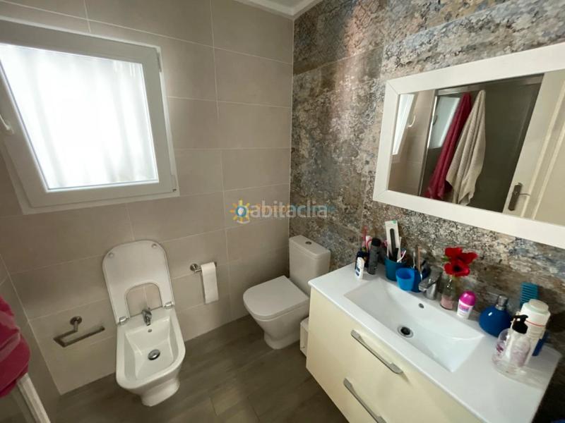 Foto 72b25b6f-02ee-4b61-83ff-8359b528afb1. Rent semi detached house with fireplace parking in Miramar