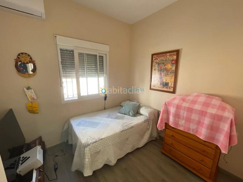 Foto 8aa30f17-bf66-4000-bfc7-cb7a59c680a1. Rent semi detached house with fireplace parking in Miramar