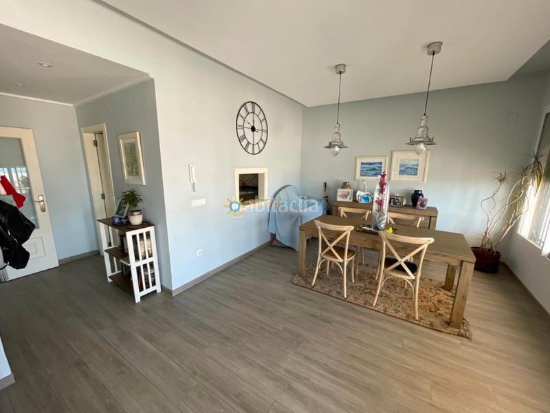 Foto a3de8615-24dc-4a0e-ab51-a127b85cc617. Rent semi detached house with fireplace parking in Miramar