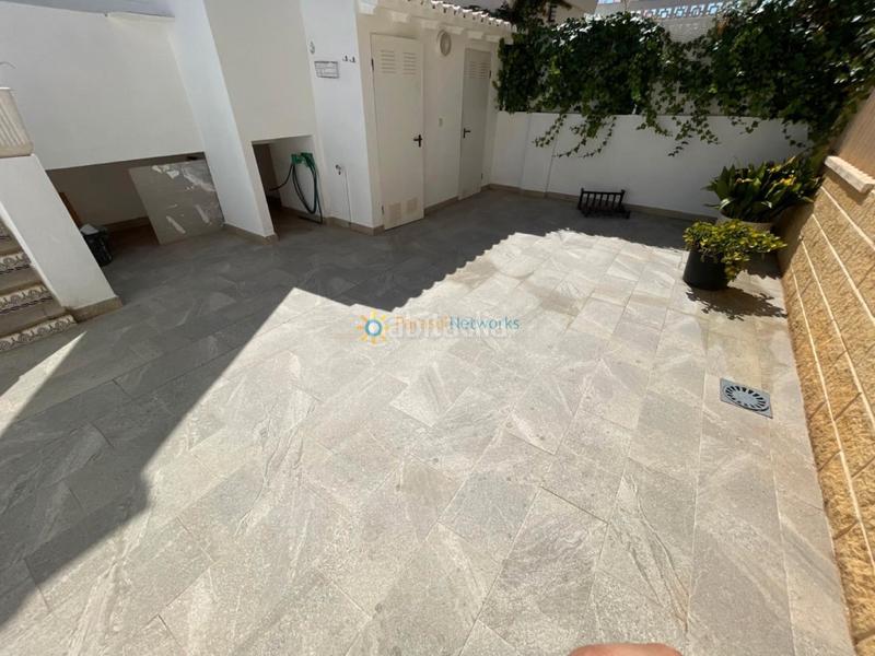 Foto d6eed3b0-ba2c-4831-8fc5-e31282f07fb0. Rent semi detached house with fireplace parking in Miramar