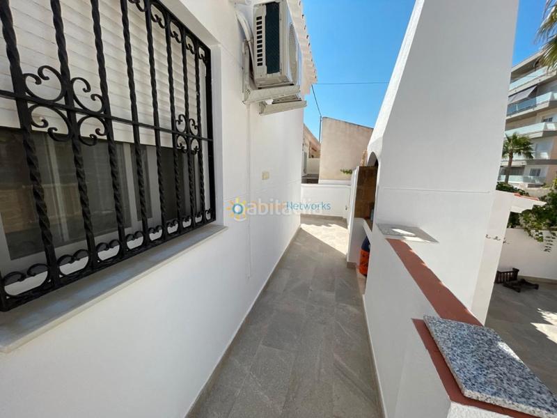 Foto e4b20a3b-9740-4421-96e2-851a52ec7f52. Rent semi detached house with fireplace parking in Miramar