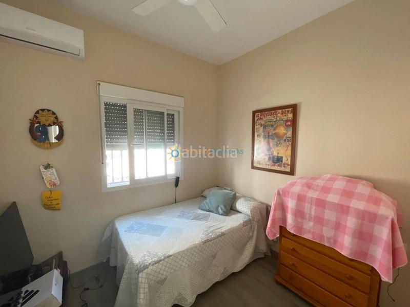 Foto f09f5973-9c8f-4b2f-9d8f-0f52224e3f81. Rent semi detached house with fireplace parking in Miramar