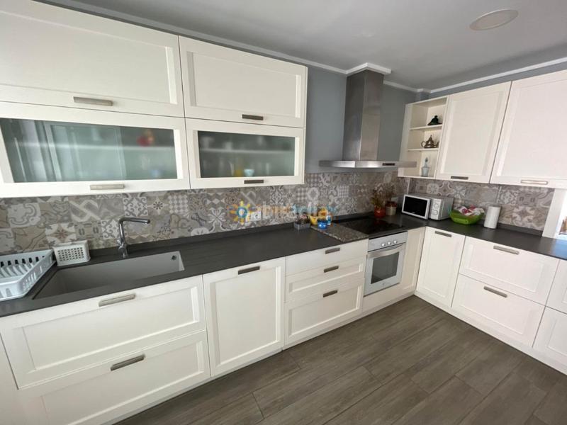 Foto f0b1b697-557c-426c-b676-282eb30f9f7e. Rent semi detached house with fireplace parking in Miramar