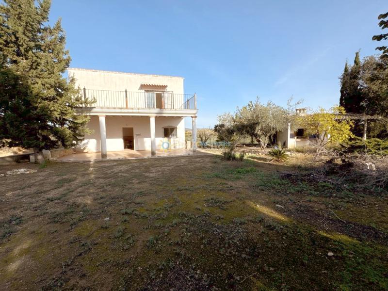 Foto 1b29e795-4f18-4442-bda8-b324b98c30ba. Masia amb xemeneia aparcament a Palomar