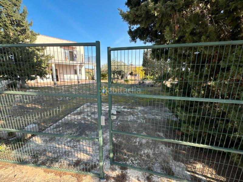 Foto 4a8a4a75-018e-45b0-88cd-23e9ed508140. Masia amb xemeneia aparcament a Palomar