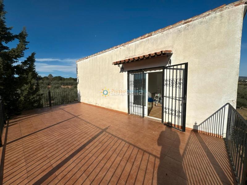 Foto 79c25d27-5a45-4c17-b2b7-8f679ee8aa89. Masia amb xemeneia aparcament a Palomar