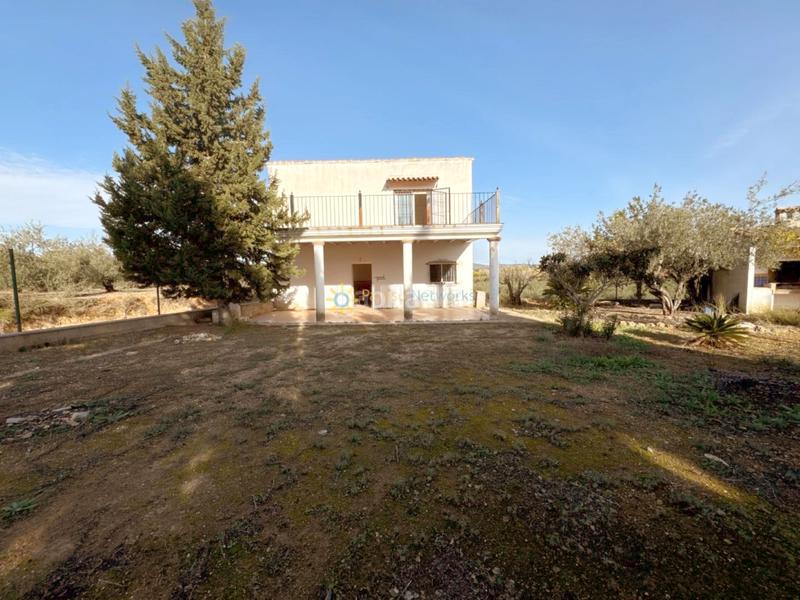 Foto b305277b-22c5-407b-90fc-148e492246b2. Masia amb xemeneia aparcament a Palomar