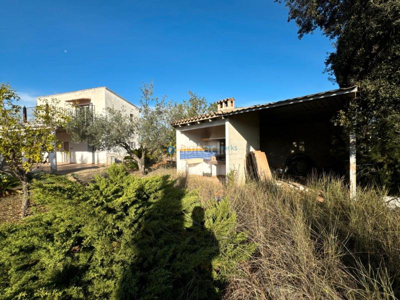 Foto e16e207d-87bf-4e34-9a21-d3228efa3916. Masia amb xemeneia aparcament a Palomar