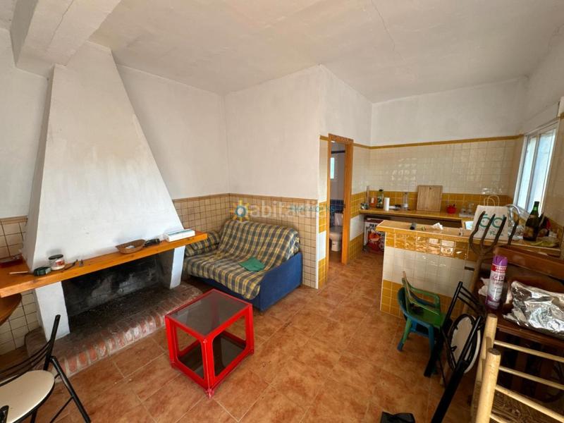 Foto f92097e4-d396-4e97-8b88-087728bea1e0. Masia amb xemeneia aparcament a Palomar