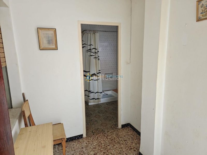 Foto f8d3dde2-2476-4801-8cfb-d3e8caec1b4a. Casa aparellada amb xemeneia a Sumacàrcer