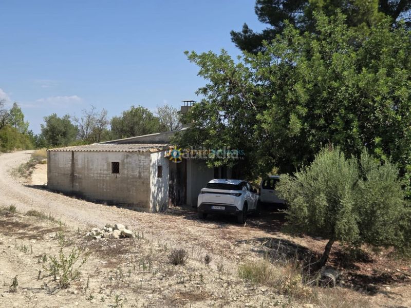 Foto a3e7d5d3-6fe8-4470-abb2-77e1cdb712ce. Masia amb xemeneia a Bèlgida