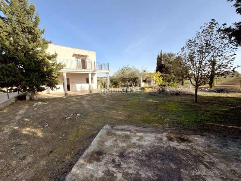 Foto a76cb6b3-03fb-4bab-bfbf-da8e70deea74. Masia amb xemeneia aparcament a Palomar