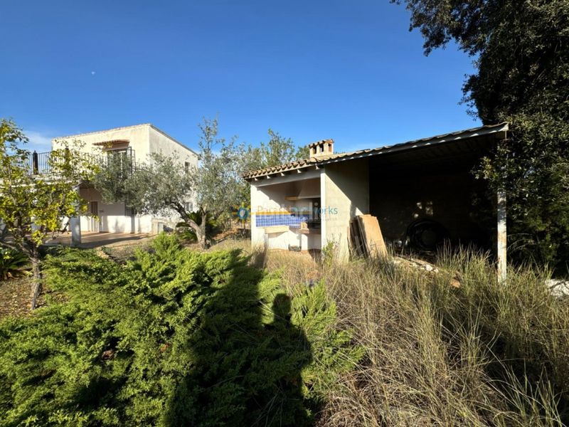 Foto cc5db1c1-7697-4774-b69a-ea08eb7f0d99. Masia amb xemeneia aparcament a Palomar