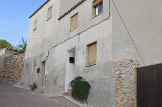 Semi detached house in Montesa. Casa de venta en montesa