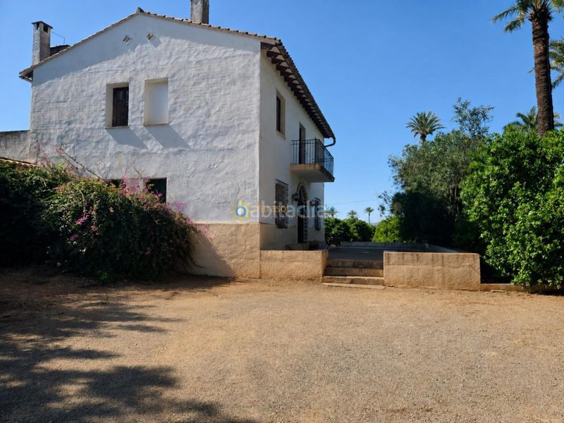 Foto 5263eb86-8e16-492b-9980-5bceeb5b1f13. Masia amb xemeneia aparcament a Cotes