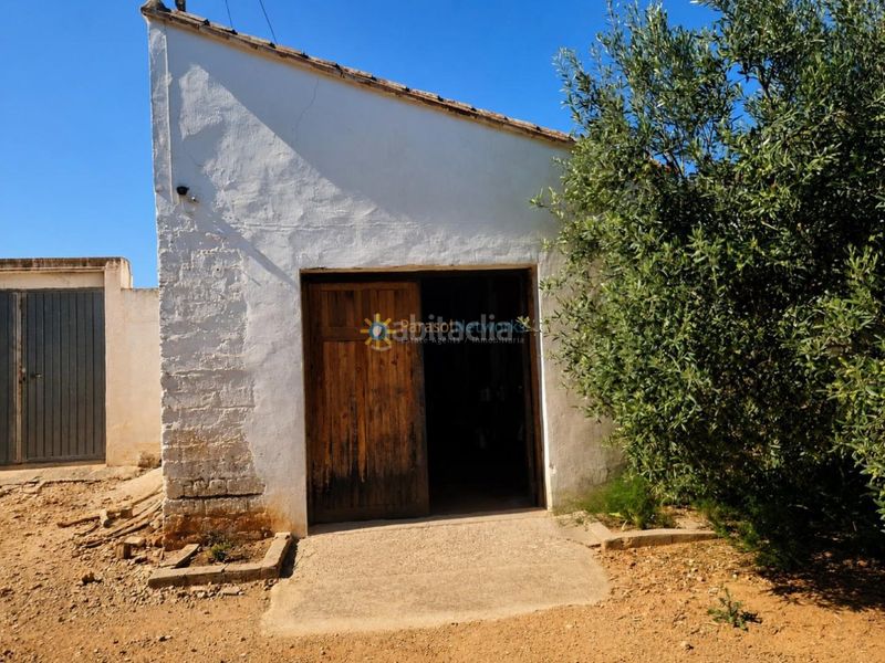Foto aa2ae9ac-6383-42f3-8ae3-33e2667b1c3e. Masia amb xemeneia aparcament a Cotes
