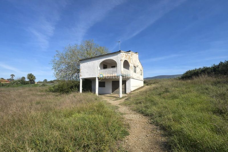 Foto 76a0959d-4387-4d52-9188-e36ad491f9e0. Masia amb xemeneia aparcament a Benicolet