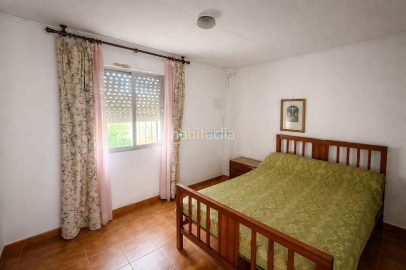 Foto a6527692-138c-4167-b0c0-d39872ce44af. Masia amb xemeneia aparcament a Benicolet