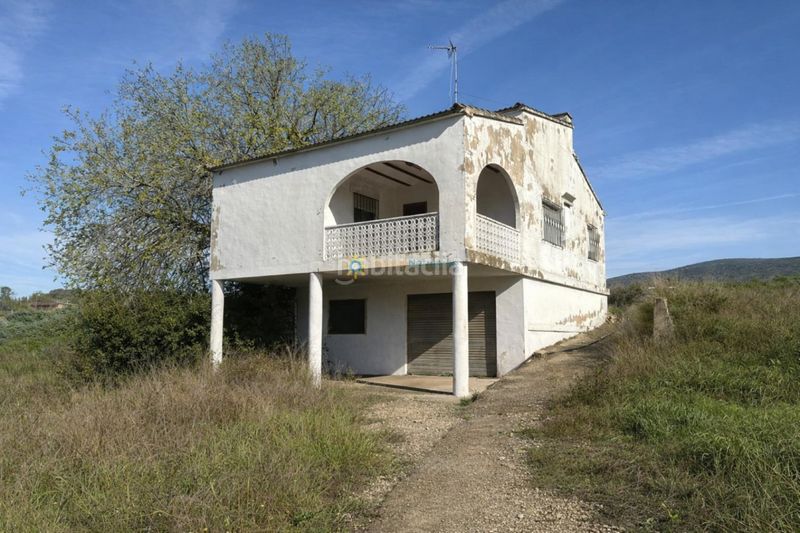 Foto f4ded128-57c3-41f1-8e71-97bd2d6d4ee5. Masia amb xemeneia aparcament a Benicolet