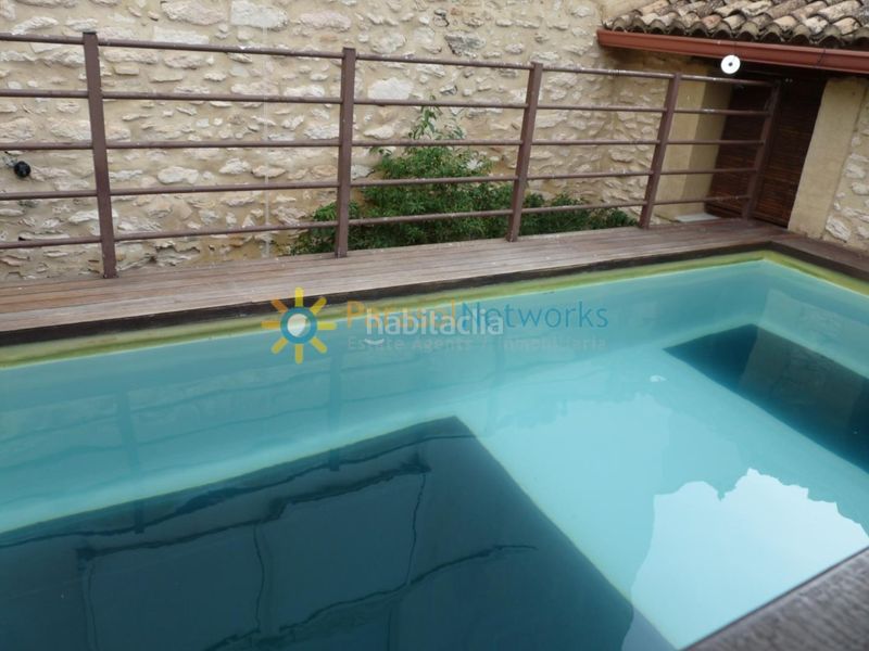 Foto e7c90005-8a29-4c9d-b3a4-802598a1370b. Edificio con piscina in Palomar