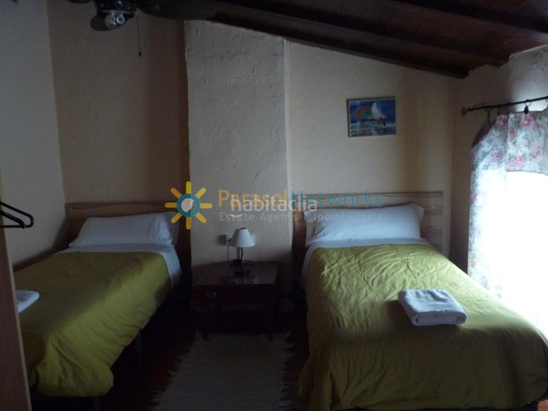 Foto f6b0e214-a0fc-48aa-8357-a1f17793737a. Edificio con piscina in Palomar