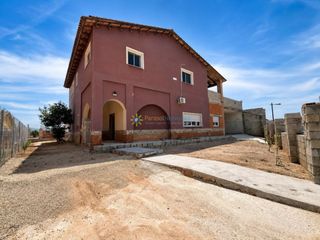 Chalet in Énova (l´). Chalet independiente con dos garajes enl'ènova