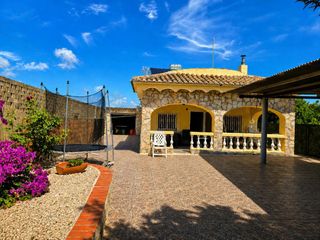 Chalet en Oliva Playa. Se vende encantador chalet a tan solo 1 km de la playa de oliva