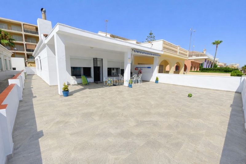 Foto 9f4d6b11-7267-4366-840d-33375853a795. Xalet amb xemeneia aparcament a Miramar