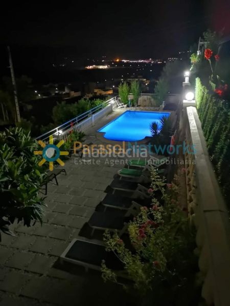 Foto 06e9276d-d885-421d-9bab-b16da4d99ef0. Edificio con piscina in Ador