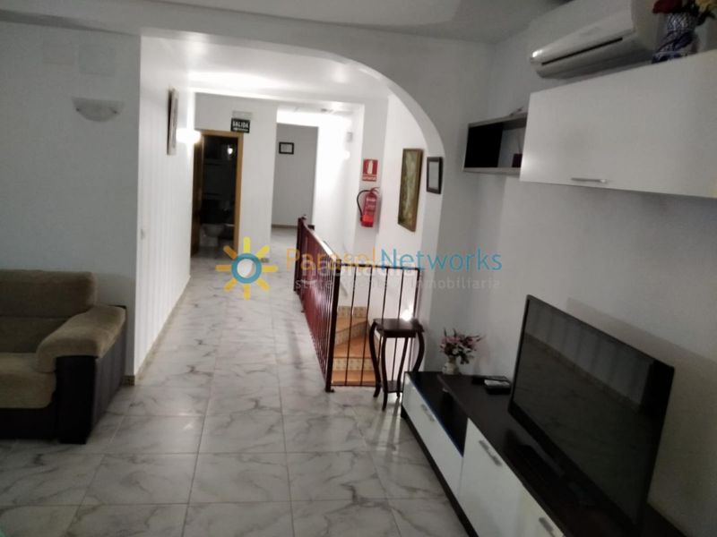 Foto 5d8017d6-26b4-456d-acbc-3961f65906f7. Edificio con piscina in Ador