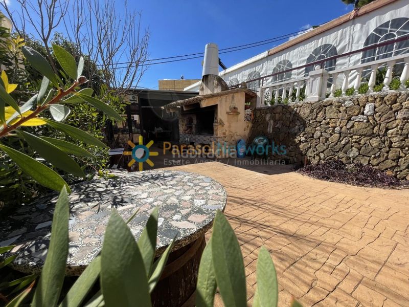 Foto b5cdb7bc-1a76-467e-86a1-02972bba71bd. Edificio con piscina in Ador