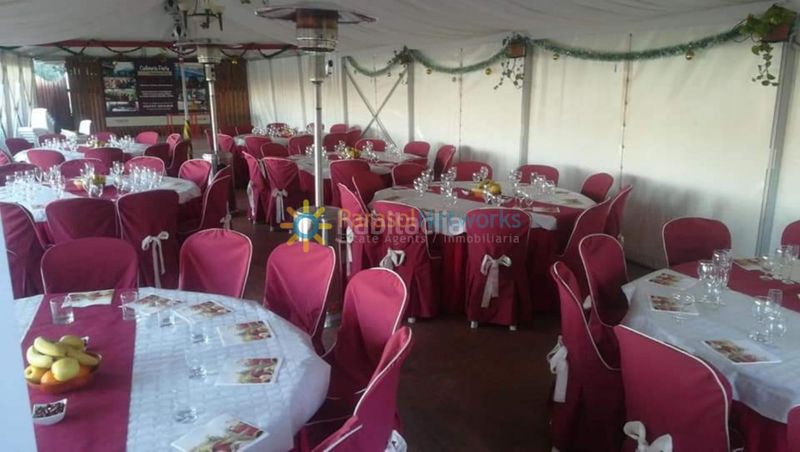 Foto b9bb3472-9561-4fb6-a73e-8529f22c726a. Edificio con piscina in Ador