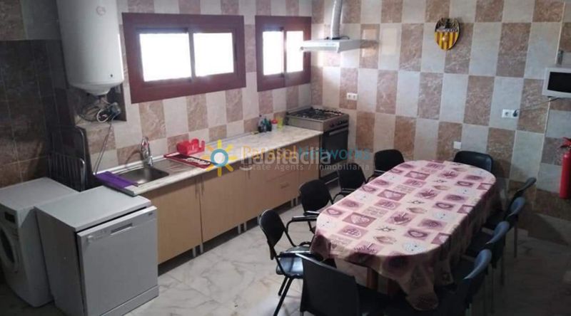 Foto ed9c2537-5c10-4b60-82cb-15944eb3d5b1. Edificio con piscina in Ador