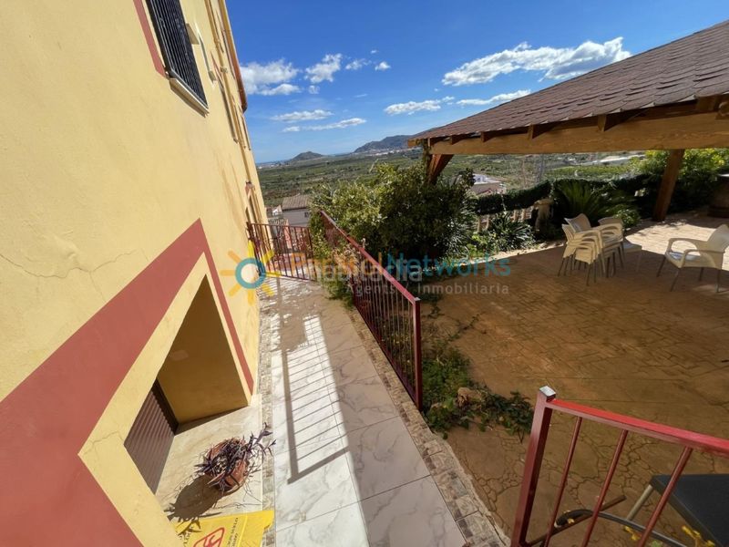 Foto f0d934e4-4cd1-4a13-a8bb-9a10c3c41130. Edificio con piscina in Ador