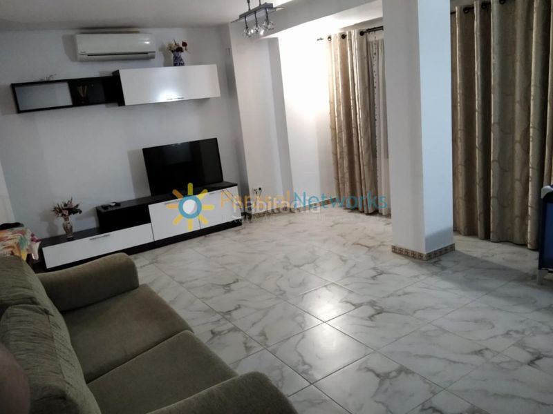 Foto f5f24f1c-47c7-49ac-a0fa-d71aabd242ef. Edificio con piscina in Ador