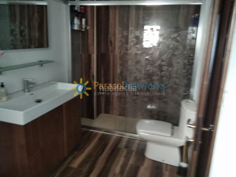 Foto faad61ae-fc8b-4f81-b2a6-8da089845b57. Edificio con piscina in Ador