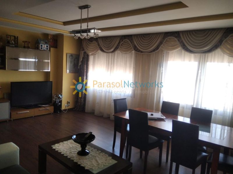 Foto fe5be097-4377-478f-97e9-c24574fe8088. Edificio con piscina in Ador