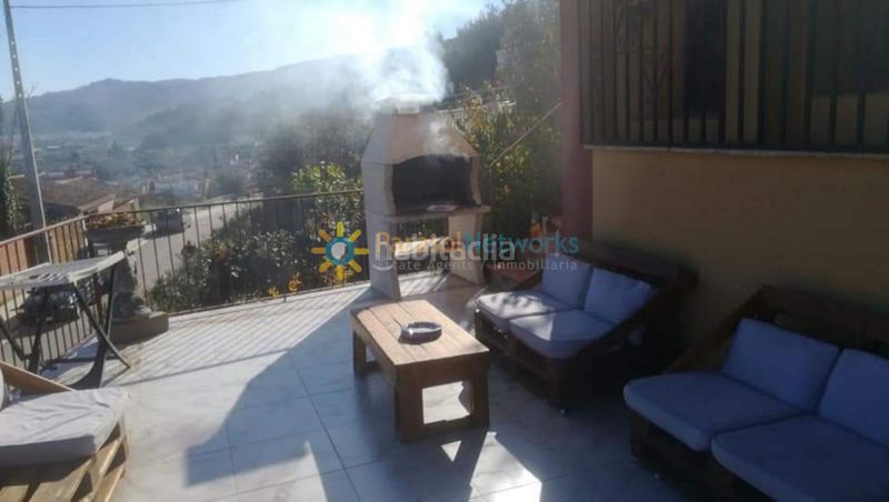 Foto ff9ca525-b6b1-4442-8eb9-43e16c0782a6. Edificio con piscina in Ador