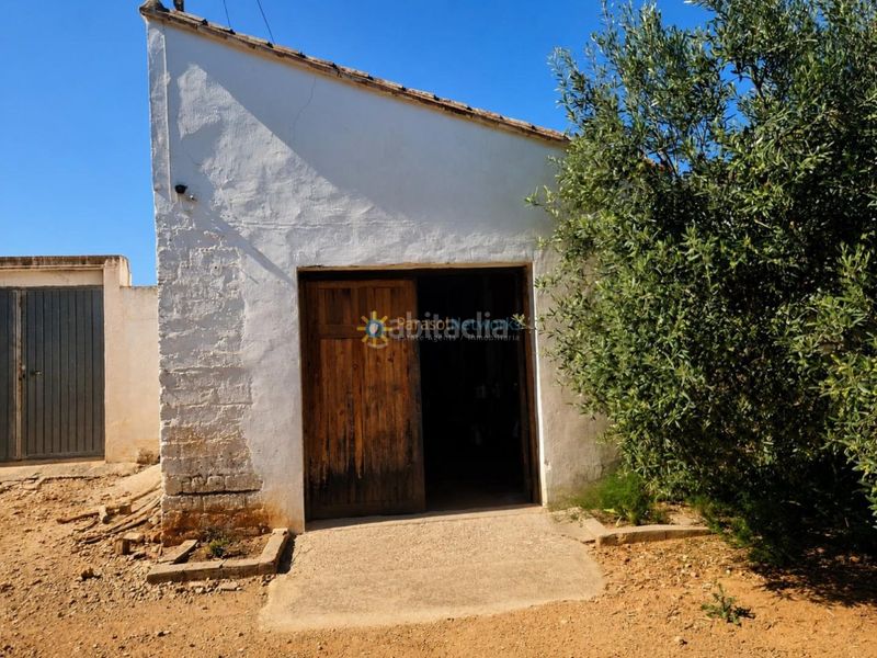 Foto 5620ffa2-cd01-4d04-806e-c6b46e1998c0. Masia amb xemeneia aparcament a Cotes