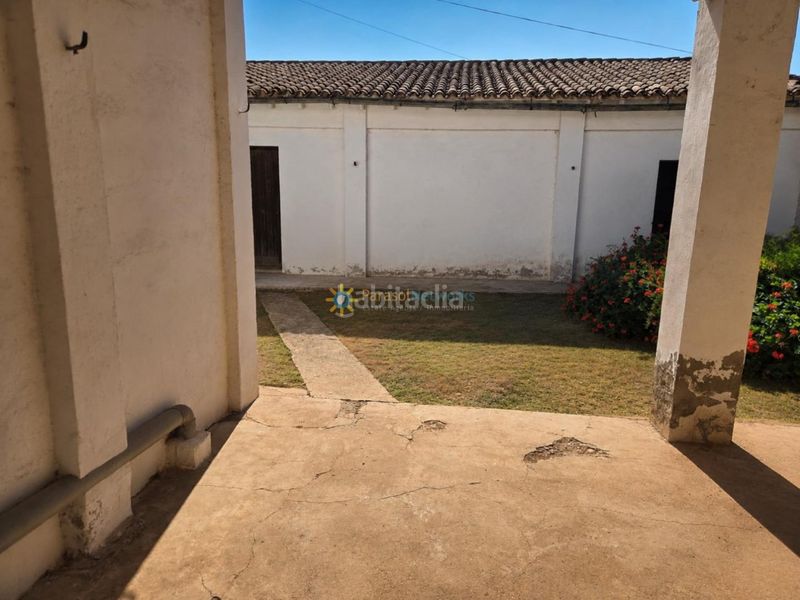 Foto a31d2813-7a96-4949-a4e6-a3b34373eba3. Masia amb xemeneia aparcament a Cotes