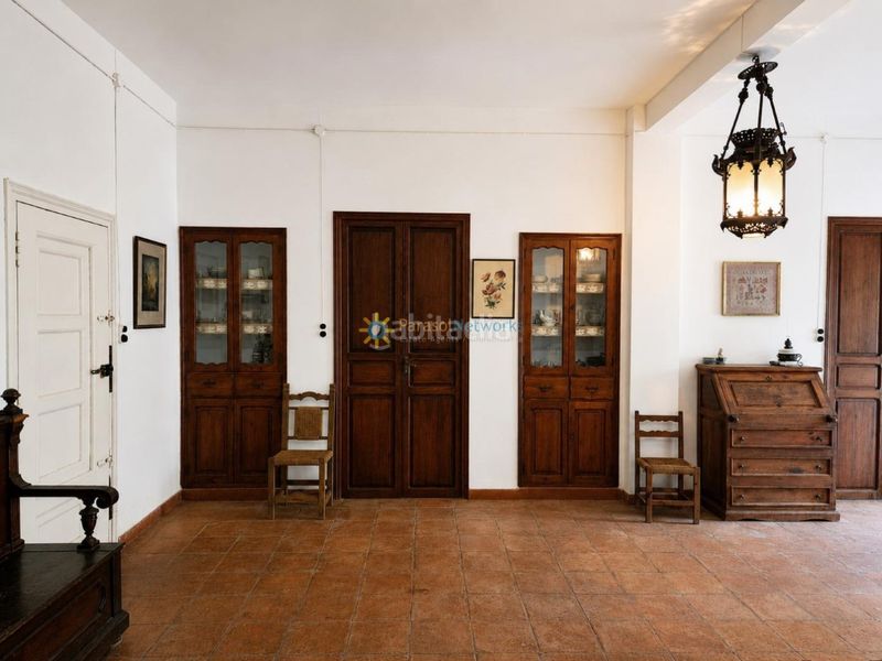 Foto a7558f40-d82b-4b62-ba67-7555ff1581ac. Masia amb xemeneia aparcament a Cotes