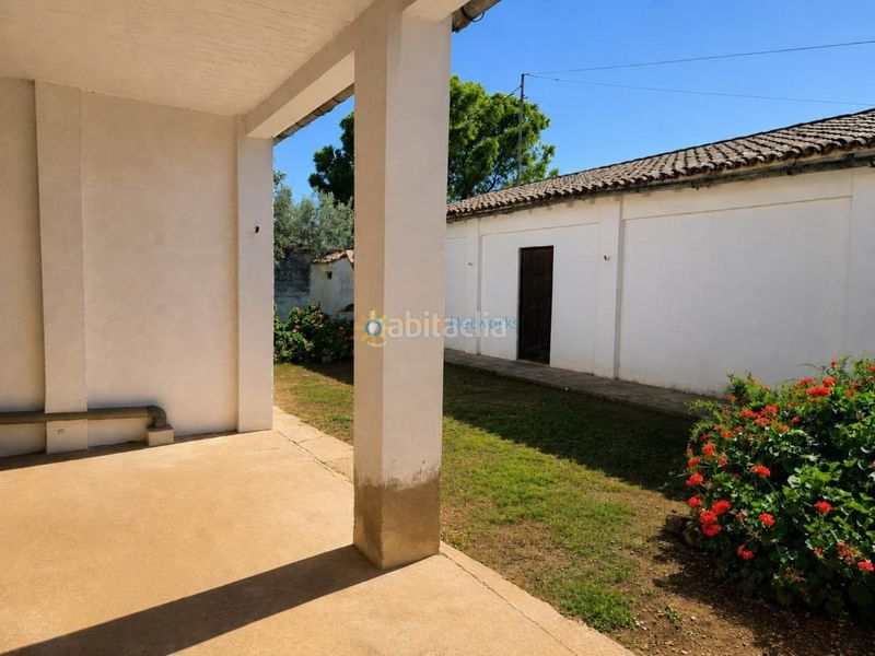 Foto c964f8d3-1a22-446e-8fea-0c5e3c83c5df. Masia amb xemeneia aparcament a Cotes