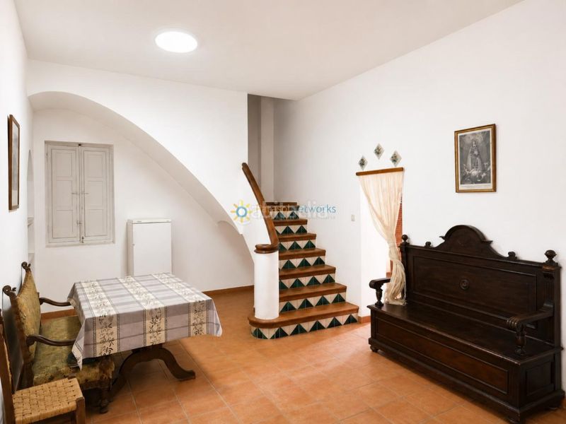 Foto d45d2f2e-8b3e-4435-89dc-956457bc000b. Masia amb xemeneia aparcament a Cotes