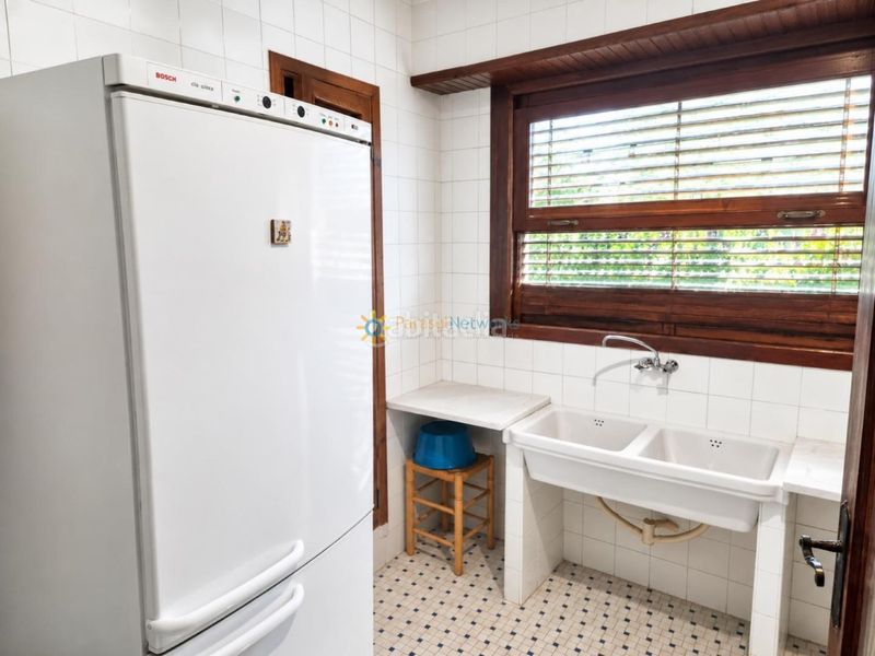 Foto ddbe3267-f901-4130-b8db-43e86d169f8c. Masia amb xemeneia aparcament a Cotes
