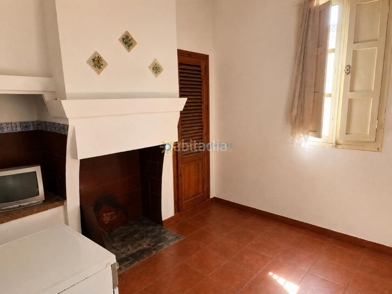 Foto ec6d3ccc-666a-44fe-8b95-489e3bcbacb1. Masia amb xemeneia aparcament a Cotes