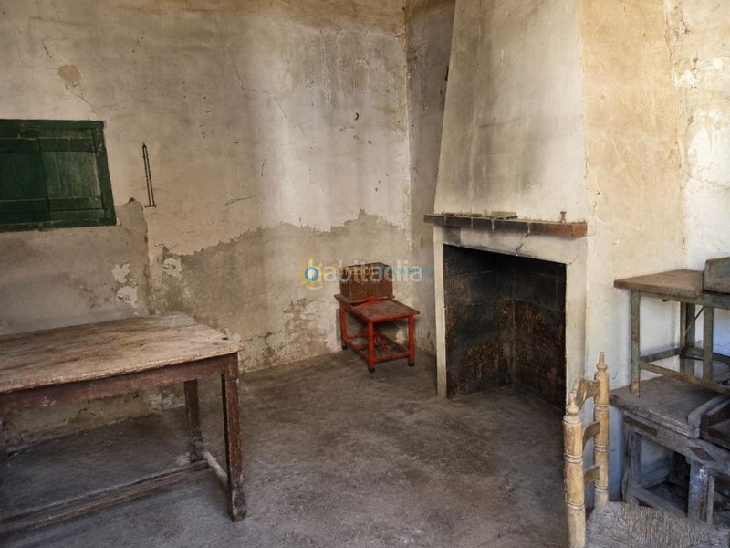 Foto ed8fd3db-1e8a-4b82-88e0-41f22eab5d9f. Masia amb xemeneia aparcament a Cotes