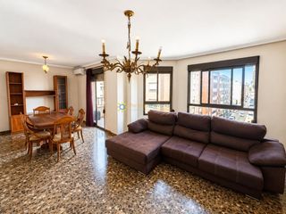 Piso en Oliva Pueblo. Magnífico piso de 97,5 m² en venta en el centro de oliva