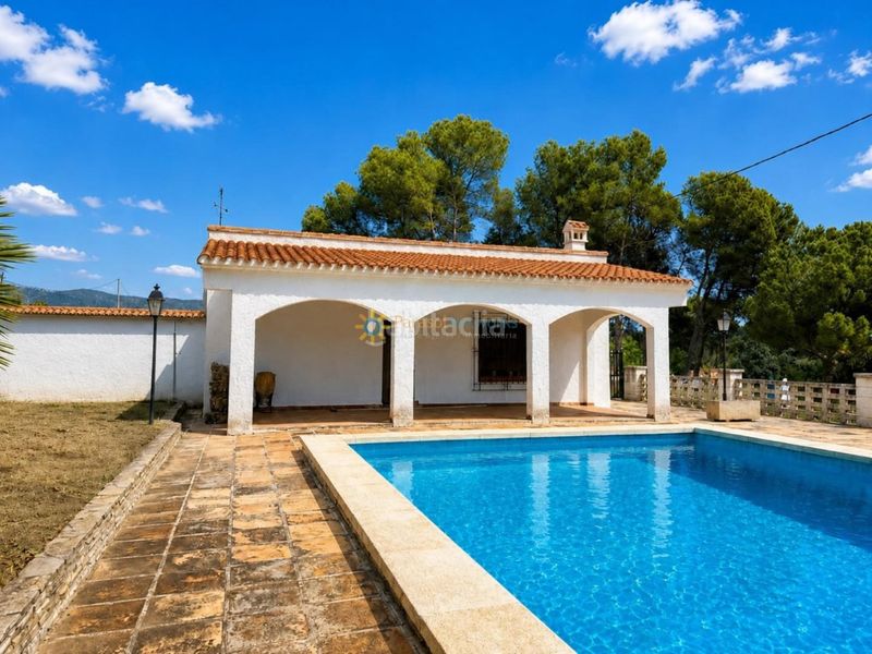 Foto a77f1e1e-bd75-438a-b486-88336f7fe10b. Xalet amb xemeneia aparcament piscina a Centro Ontinyent